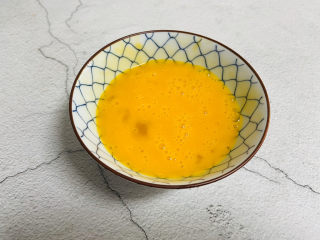 4、黄瓜木耳炒鸡蛋,鸡蛋打入碗中充分打散