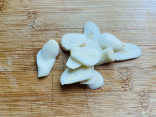 5、黄瓜木耳炒鸡蛋,蒜头去皮切片