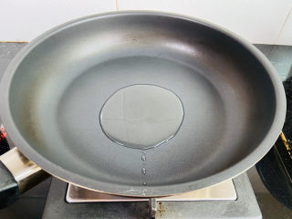 6、黄瓜木耳炒鸡蛋,起油锅