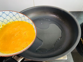 7、黄瓜木耳炒鸡蛋,倒入鸡蛋液