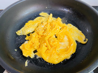 8、黄瓜木耳炒鸡蛋,待表面凝固划散