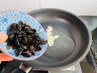 11、黄瓜木耳炒鸡蛋,倒入黑木耳