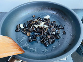 12、黄瓜木耳炒鸡蛋,小火翻炒两分钟