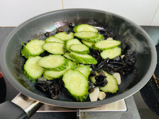 13、黄瓜木耳炒鸡蛋,倒入黄瓜翻炒片刻