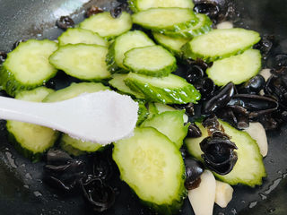 14、黄瓜木耳炒鸡蛋,加入适量盐