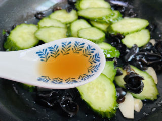 15、黄瓜木耳炒鸡蛋,烹入料酒
