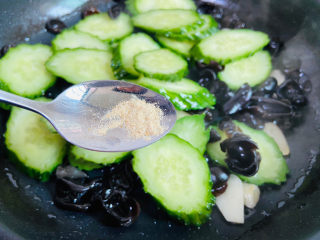 16、黄瓜木耳炒鸡蛋,胡椒粉