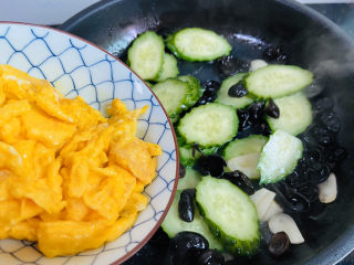 17、黄瓜木耳炒鸡蛋,倒入炒熟的鸡蛋