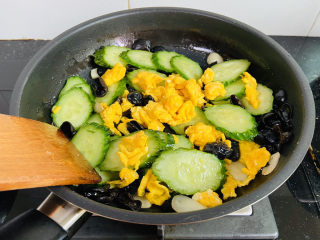 18、黄瓜木耳炒鸡蛋,翻炒均匀即可