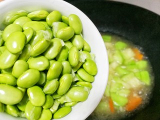 9、丝瓜毛豆虾米汤,加入毛豆。