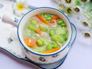 13、丝瓜毛豆虾米汤,盛入碗中。