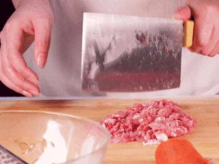 1、饺子馅的新鲜吃法，比拿来包饺子还要好吃！,首先将所有食材准备后，我们先来切肉，将肉剁成肉糜备用。