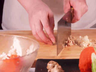 2、饺子馅的新鲜吃法，比拿来包饺子还要好吃！,胡萝卜切丁、杏鲍菇切丁、生姜剁成末、大蒜剁碎备用（这里的配料是用来调肉馅的，如果不喜欢大蒜和姜也可以不加的，可根据个人喜好来调整的）