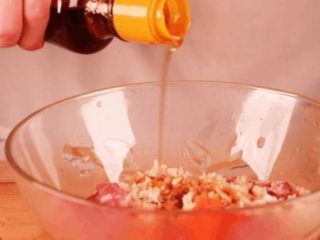 3、饺子馅的新鲜吃法，比拿来包饺子还要好吃！,将准备好的配料倒入碗中，到入一小勺的香油、一小勺的酱油、一小勺盐将肉馅拌匀后备用。