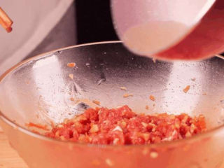 4、饺子馅的新鲜吃法，比拿来包饺子还要好吃！,锅中加入适量的植物油，油烧热后淋在肉馅上（这样可以给肉馅提香）不喜欢也可以省去这个步骤。