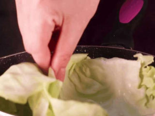 5、饺子馅的新鲜吃法，比拿来包饺子还要好吃！,锅中加入适量的水，水烧开后加入适量的植物油将包菜叶跟韭黄条下锅烫软即可捞出（这里也可以用葱条）