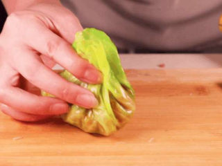 8、饺子馅的新鲜吃法，比拿来包饺子还要好吃！,将菜叶的四周卷起，将肉馅牢牢包裹住。