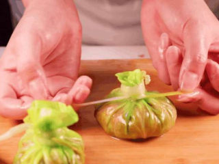 9、饺子馅的新鲜吃法，比拿来包饺子还要好吃！,接着我们用韭黄条将封口处扎紧即可。