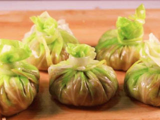 10、饺子馅的新鲜吃法，比拿来包饺子还要好吃！,以同样的方法将其它的菜叶都依次包好。家里人多也可以多做一些。