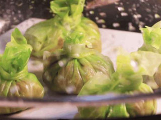 11、饺子馅的新鲜吃法，比拿来包饺子还要好吃！,将包好的菜包下锅隔水蒸。