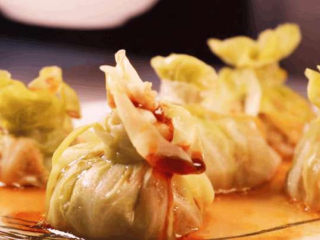 13、饺子馅的新鲜吃法，比拿来包饺子还要好吃！,出锅后趁热淋上调好的酱油醋汁（酱汁可以根据你个人的口味来调）