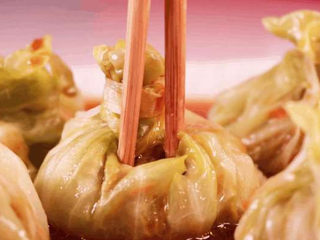 14、饺子馅的新鲜吃法，比拿来包饺子还要好吃！,这样一道好看又好吃的菜包肉就做好啦，夏天吃最适合不过了呢。简单又美味的做法教给你，如果您也喜欢的话有空的时候不妨也试试吧。