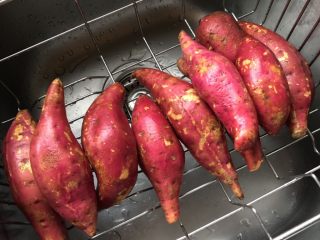 1、超简单的烤山芋,山芋洗净、沥干水份、或用厨房纸擦干