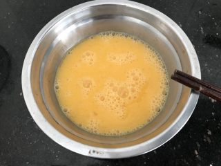 6、绿色美食～虾皮鸡蛋炒韭菜,鸡蛋加几点料酒，少许盐，胡椒粉，打散备用