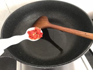 12、绿色美食～虾皮鸡蛋炒韭菜,再次热锅下油，加入一匙剁辣椒，炒香提味，喜辣的可以多加点，不喜欢的也可以免掉，一句话：主要是适合自己家人的口味