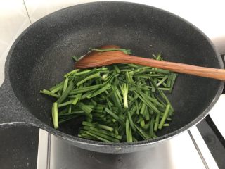 13、绿色美食～虾皮鸡蛋炒韭菜,然后倒进韭菜