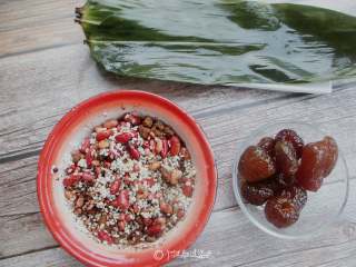 3、红糖红豆蜜枣粽,把糯米、红豆、扁豆、赤豆、花生浸泡一夜加入100克红糖搅拌均匀