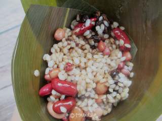 5、红糖红豆蜜枣粽,填上混和好的米，放上一个蜜枣，再放入混合米，用勺子压实