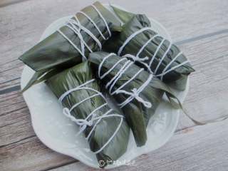 7、红糖红豆蜜枣粽,依次包好所有的粽子