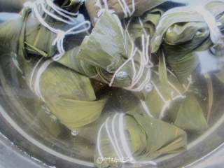 8、红糖红豆蜜枣粽,粽子放入蒸锅中，水没过粽子，一次加满冷水就开始大火煮，水烧开后转小火煮40分钟