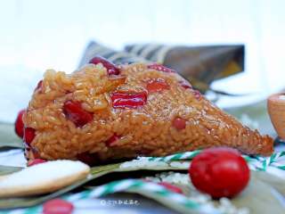 9、红糖红豆蜜枣粽,尝一下，甜润适口，粽叶的清香也很明显