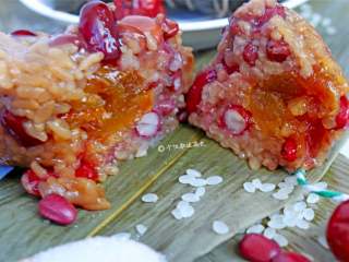 11、红糖红豆蜜枣粽,刚出锅的粽子入口酥烂嫩鲜，甜糯不腻 。