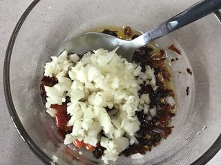 8、馋嘴川味口水鸡,加入到花椒油和辣椒油的碗里