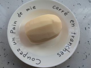 1、#感恩节食谱#莲藕排骨汤,莲藕去皮洗干净