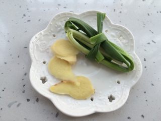 3、#感恩节食谱#莲藕排骨汤,准备葱结一个,姜片3片