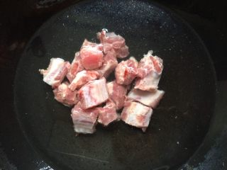 5、#感恩节食谱#莲藕排骨汤,冷水下锅焯掉血水