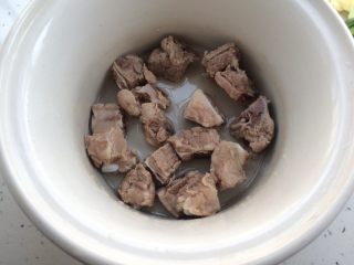 7、#感恩节食谱#莲藕排骨汤,排骨放进砂锅