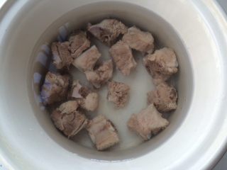 8、#感恩节食谱#莲藕排骨汤,加适量水。