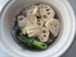 10、#感恩节食谱#莲藕排骨汤,排骨汤烧开后,加入莲藕