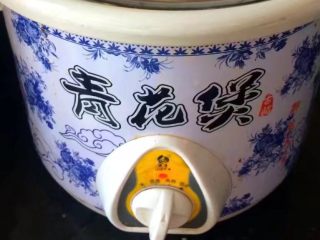 11、#感恩节食谱#莲藕排骨汤,用电炖锅继续煲,煲到莲藕软糯