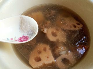 13、#感恩节食谱#莲藕排骨汤,加适量盐