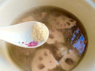 14、#感恩节食谱#莲藕排骨汤,加适量鸡精