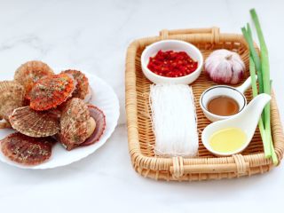 1、蒜蓉剁椒烤扇贝,首先备齐所有的食材。