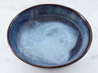 2、蒜蓉剁椒烤扇贝,粉丝提前用开水浸泡。