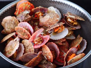 3、蒜蓉剁椒烤扇贝,扇贝洗净后,放入锅中煮熟。