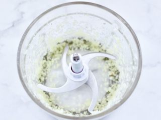 5、蒜蓉剁椒烤扇贝,大蒜去皮后绞成蒜末。